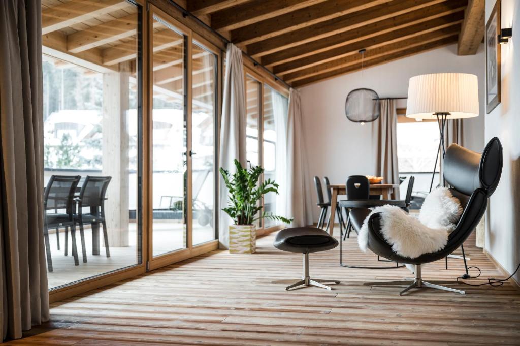 een woonkamer met stoelen en een tafel bij Les Contrades in La Villa