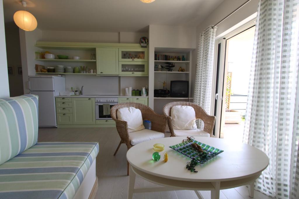 Kuchyňa alebo kuchynka v ubytovaní Thyme Glyfada Beach