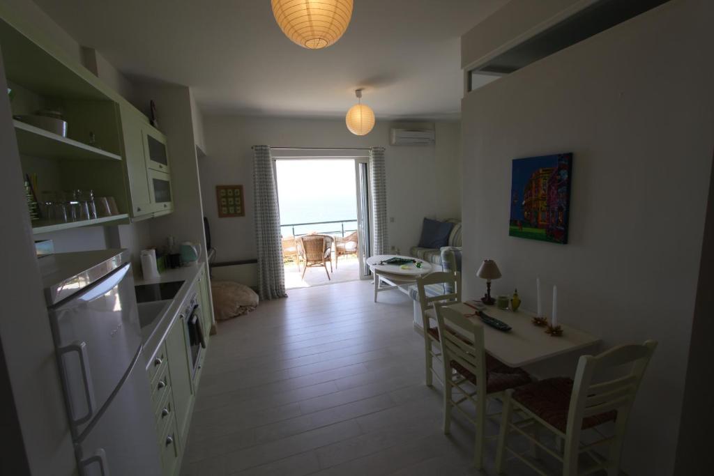 Kuchyňa alebo kuchynka v ubytovaní Thyme Glyfada Beach