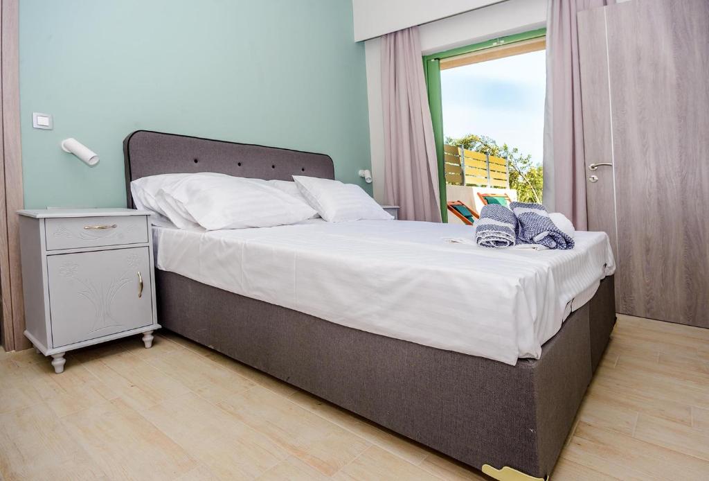 Postel nebo postele na pokoji v ubytování tzogias apartments pan