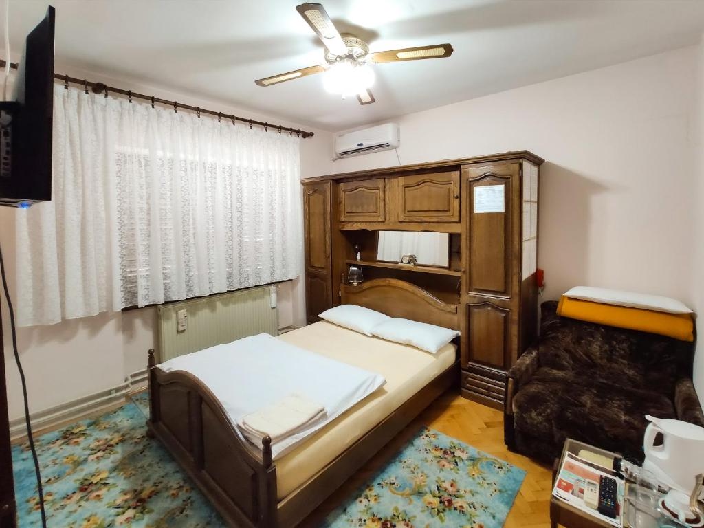 sypialnia z łóżkiem i komodą w obiekcie Pansion Jakić w mieście Bač