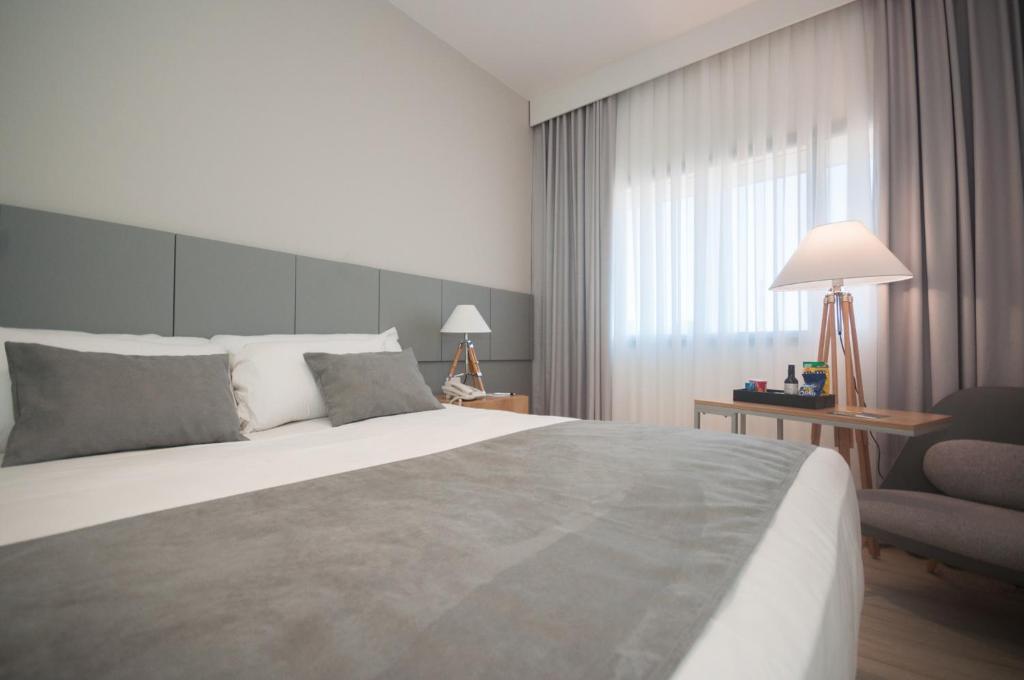 Postel nebo postele na pokoji v ubytování Dazzler by Wyndham Ciudad del Este