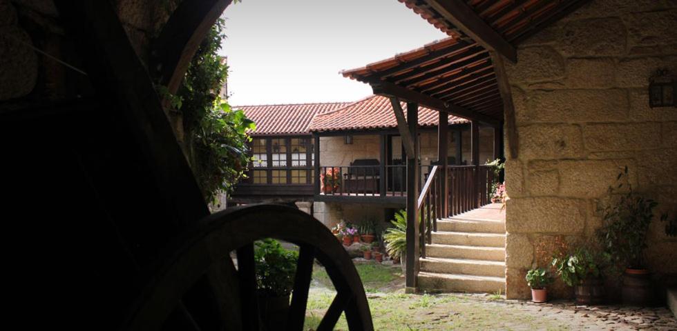 - une vue sur l'extérieur d'un bâtiment avec une terrasse couverte et des escaliers dans l'établissement Casa Aido Santo, à Pinheiro de Lafões