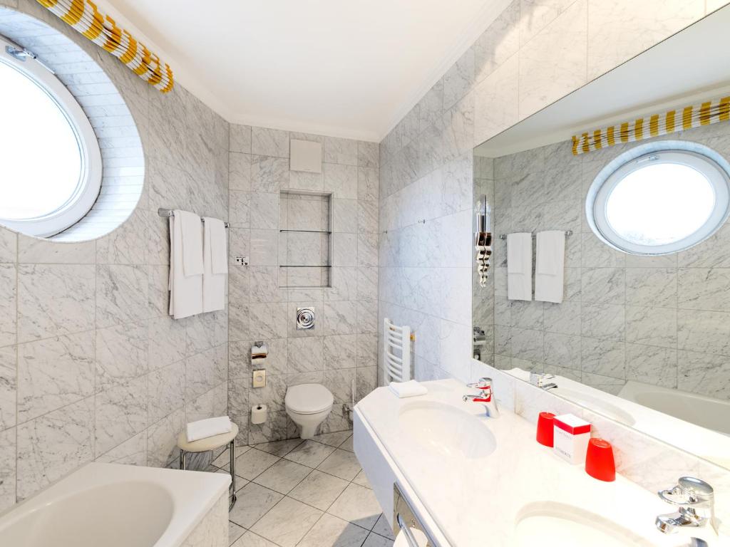 Koupelna v ubytování DORMERO Hotel Halle