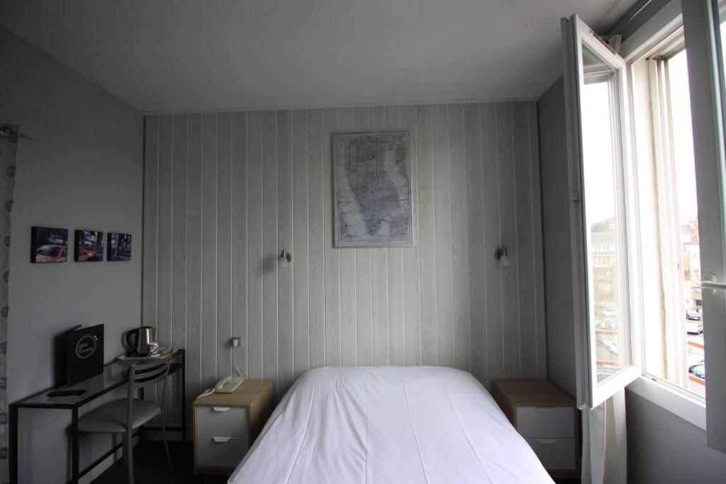 Postel nebo postele na pokoji v ubytování Hotel De l'Univers