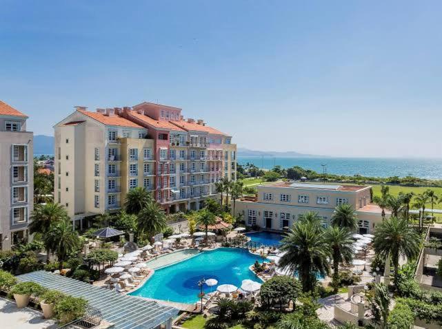 an aerial view of a resort with a swimming pool at Il Campanario in Florianópolis