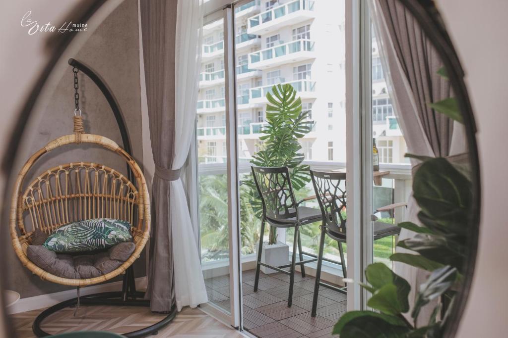 Cette chambre dispose d'un balcon avec une chaise et une fenêtre. dans l'établissement La Vita Mũi Né, à Phan Thiết