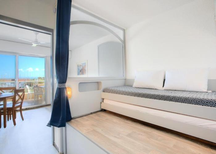 Postel nebo postele na pokoji v ubytování Hyères Parc- Vue mer Méditterannée