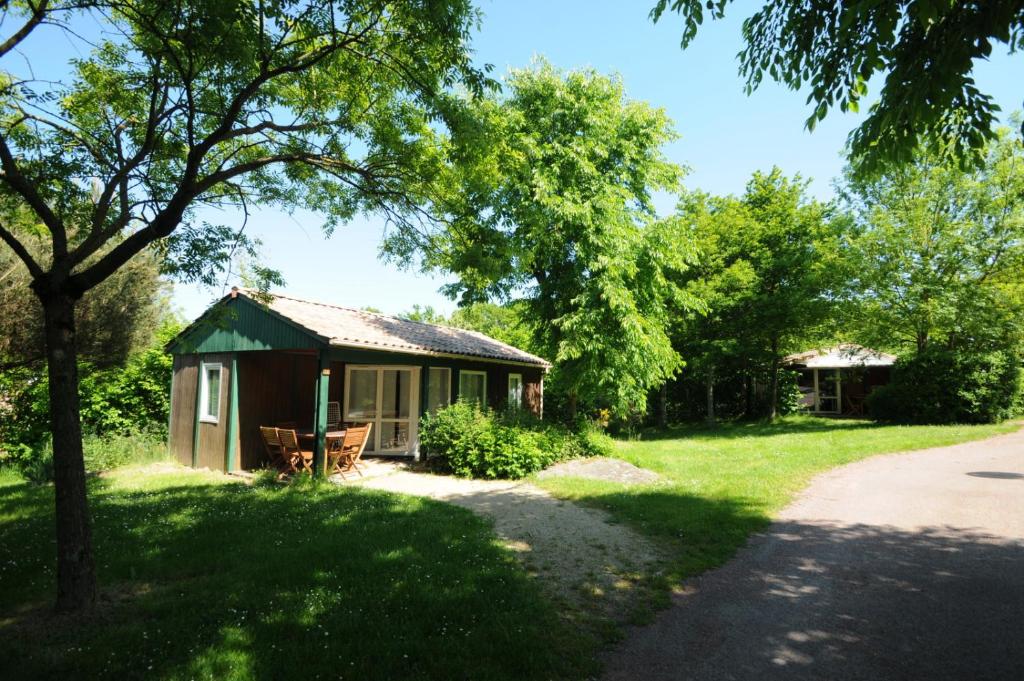 a small cabin in the middle of a yard at Camping Capfun La Bretèche in Les Épesses