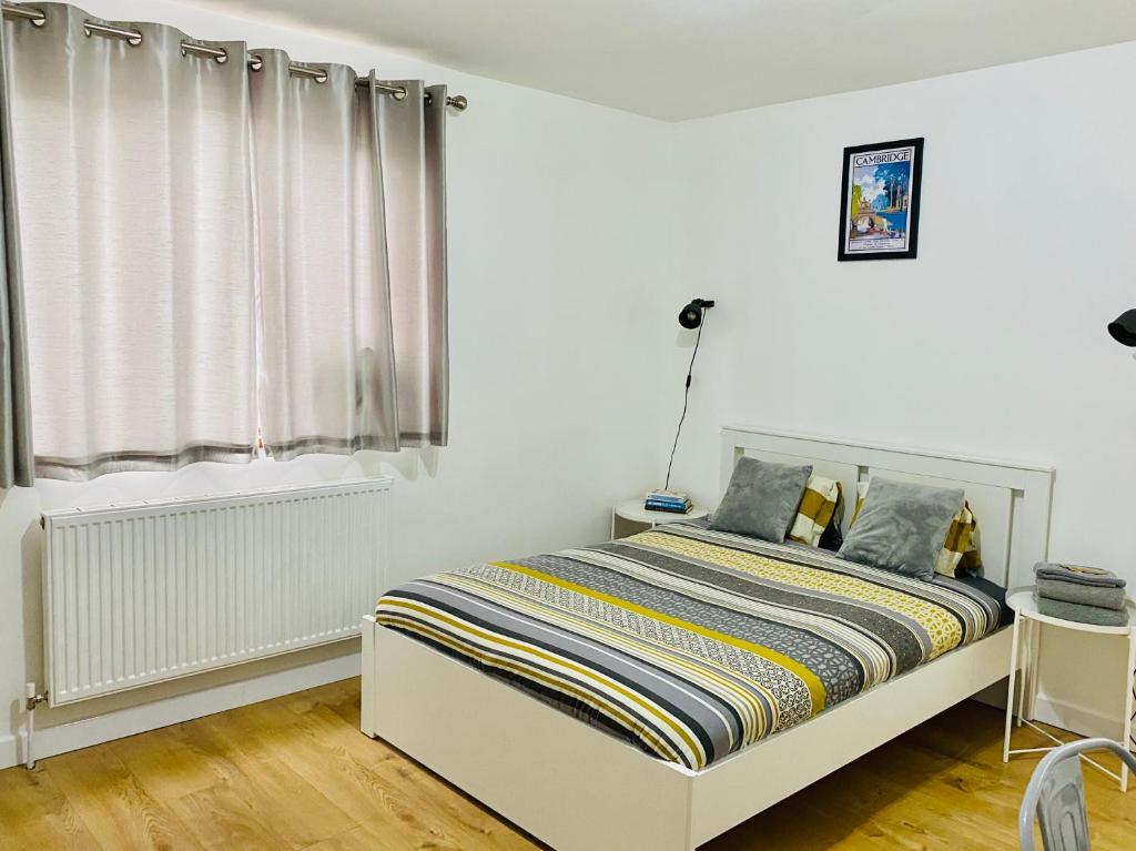 Una cama o camas en una habitación de Cambridge City Studio