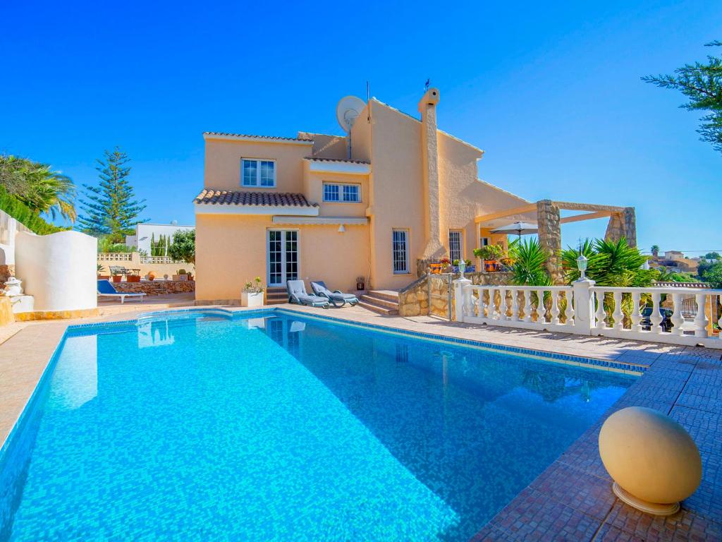 une villa avec une piscine en face d'une maison dans l'établissement Holiday Home Nadine by Interhome, à Casas de Torrat