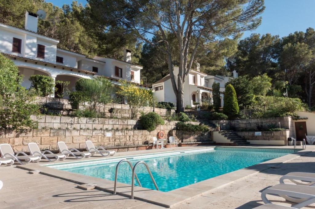 una piscina frente a una casa en Can Botana 3, en Cala de Sant Vicent