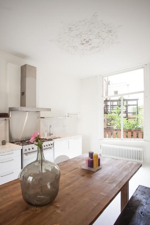 Cuisine ou kitchenette dans l'établissement Mokum Suites