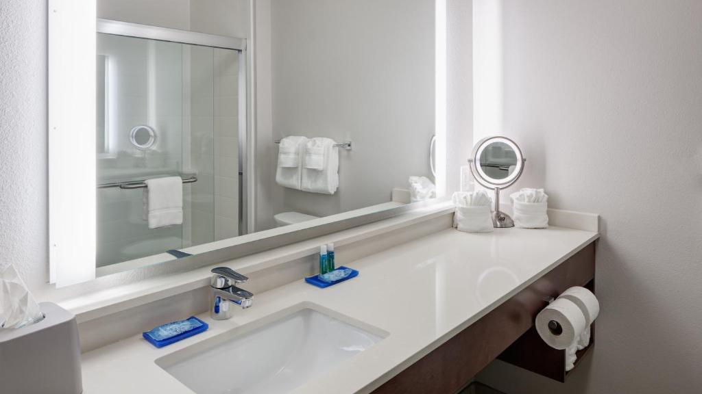 Holiday Inn Express & Suites Orlando At SeaWorld by IHG - With Free Shuttle Service to SeaWorld Parks photo