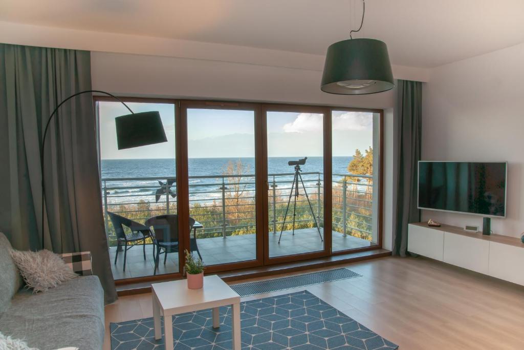 ein Wohnzimmer mit Meerblick in der Unterkunft FEWO Sea View Porta Mare in Dziwnówek