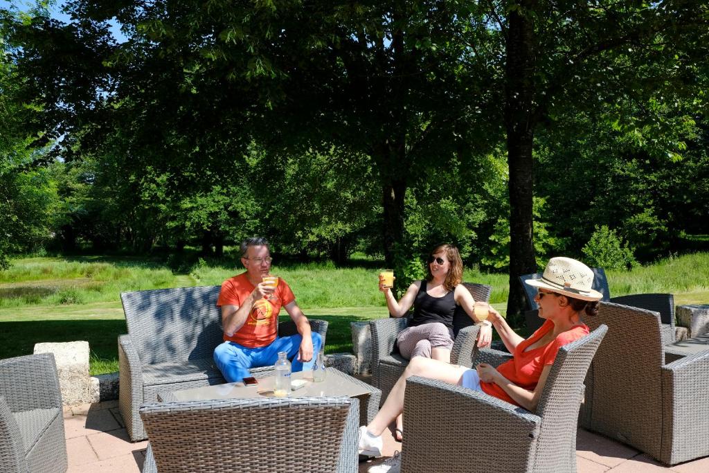 a group of people sitting in chairs eating food at Camping Capfun La Bretèche in Les Épesses