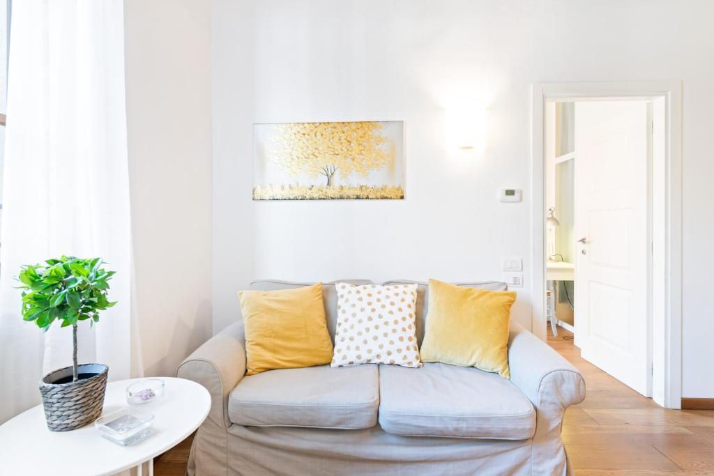 a living room with a couch and a table at Florence City Center Flat Via Dei Neri in Florence