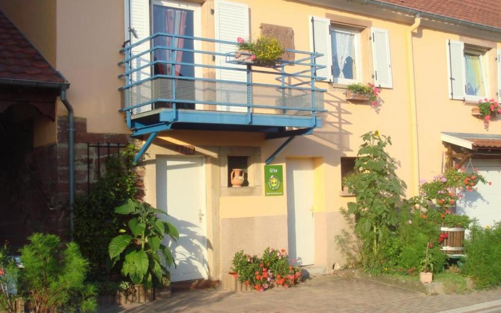 una persona está mirando por la ventana de un edificio en Gîte Dubois en Romanswiller