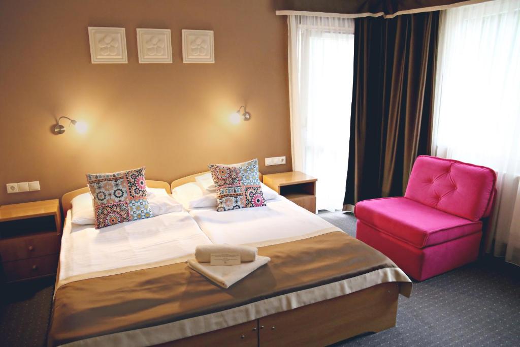Кровать или кровати в номере ALFA Hotel & Wellness Miskolctapolca