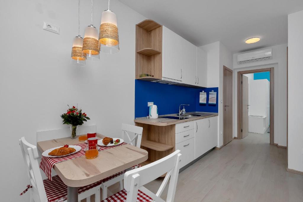 Kuchyň nebo kuchyňský kout v ubytování Villa Kapo