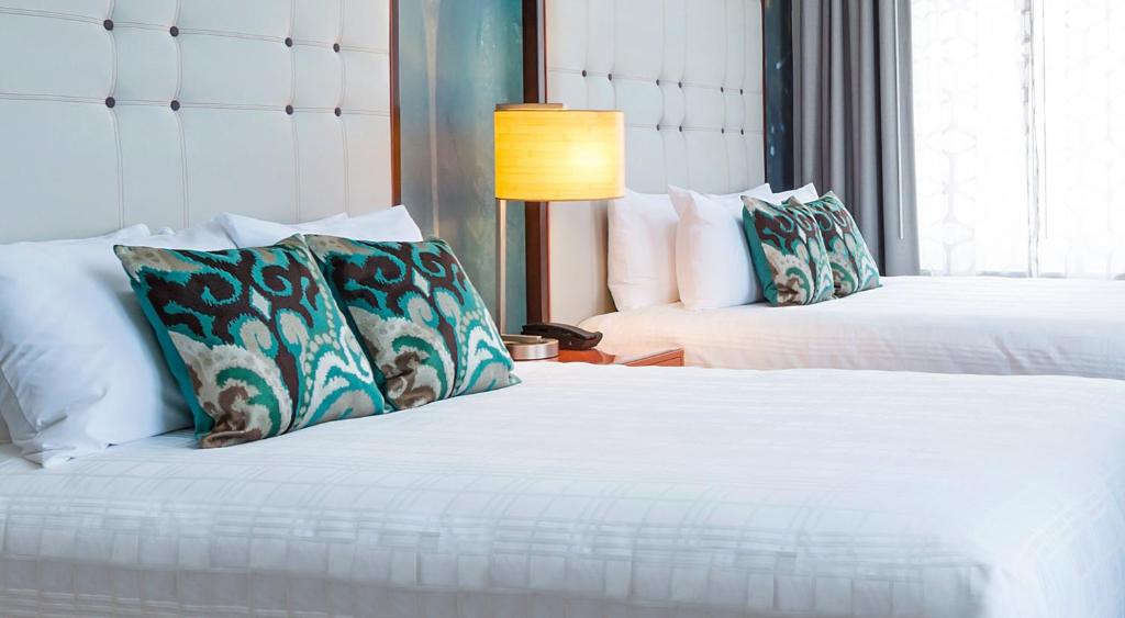 Hotel Indigo Savannah Historic District by IHG - 标准的大号床，有两张大号床