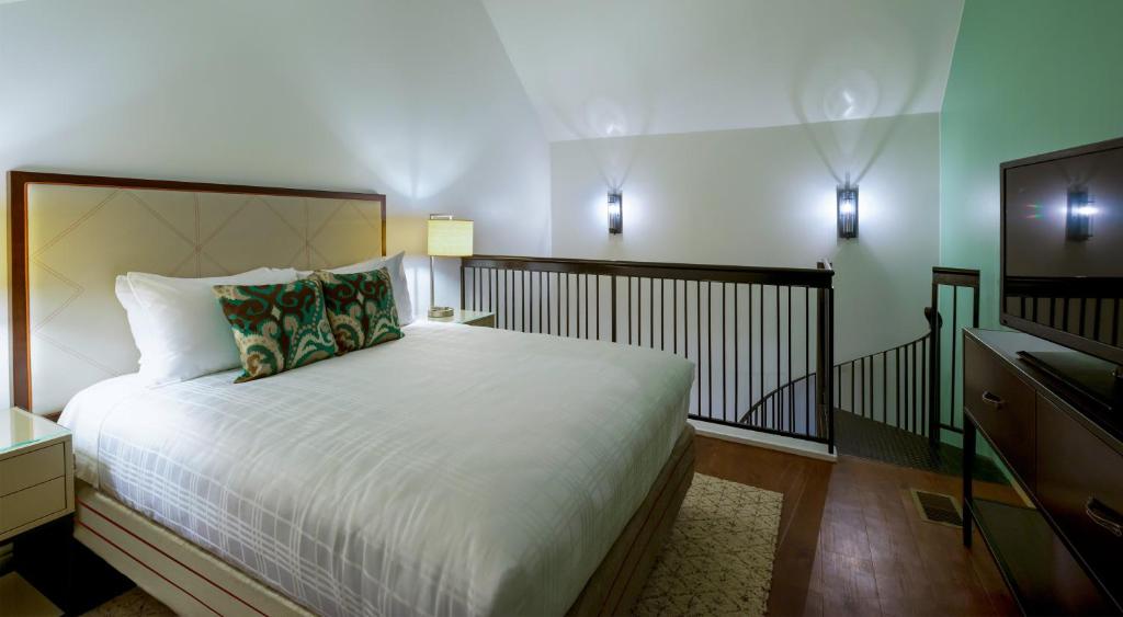 Hotel Indigo Savannah Historic District by IHG photo