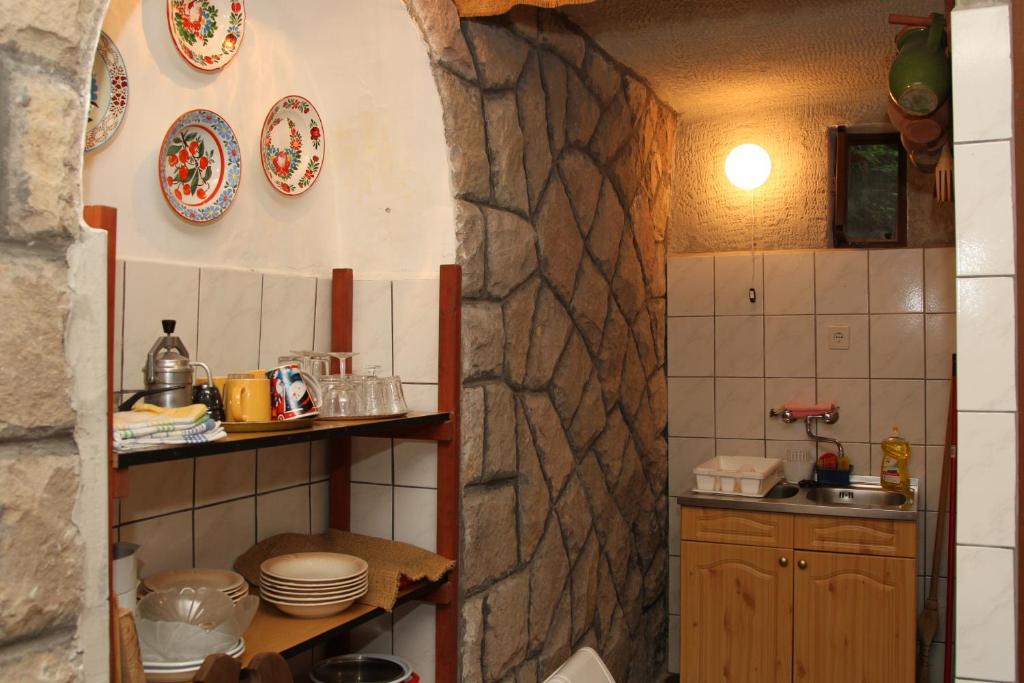 Kuchyň nebo kuchyňský kout v ubytování Fülöp Vendégház