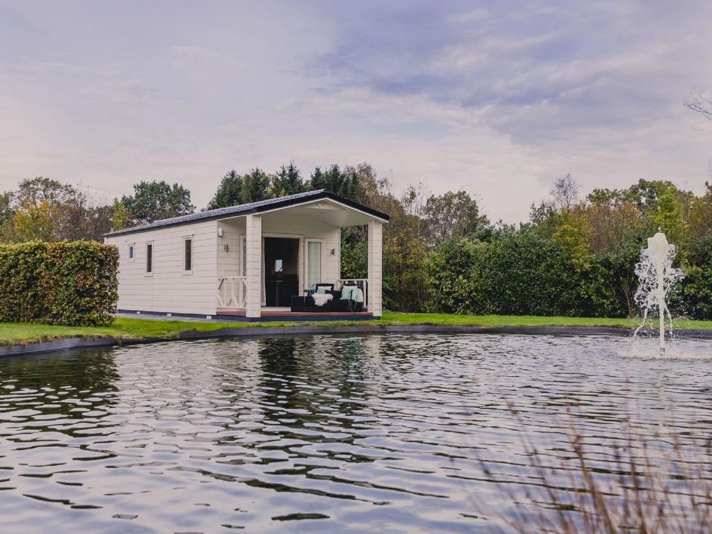 Bazén v ubytování Cozy chalet on a pond, at the edge of the forest nebo v jeho okolí