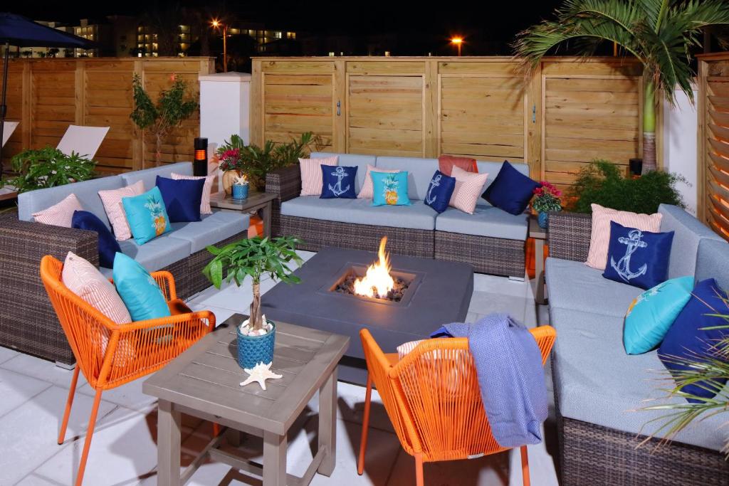 Ein Sitzbereich in der Unterkunft Hotel Indigo Orange Beach - Gulf Shores by IHG