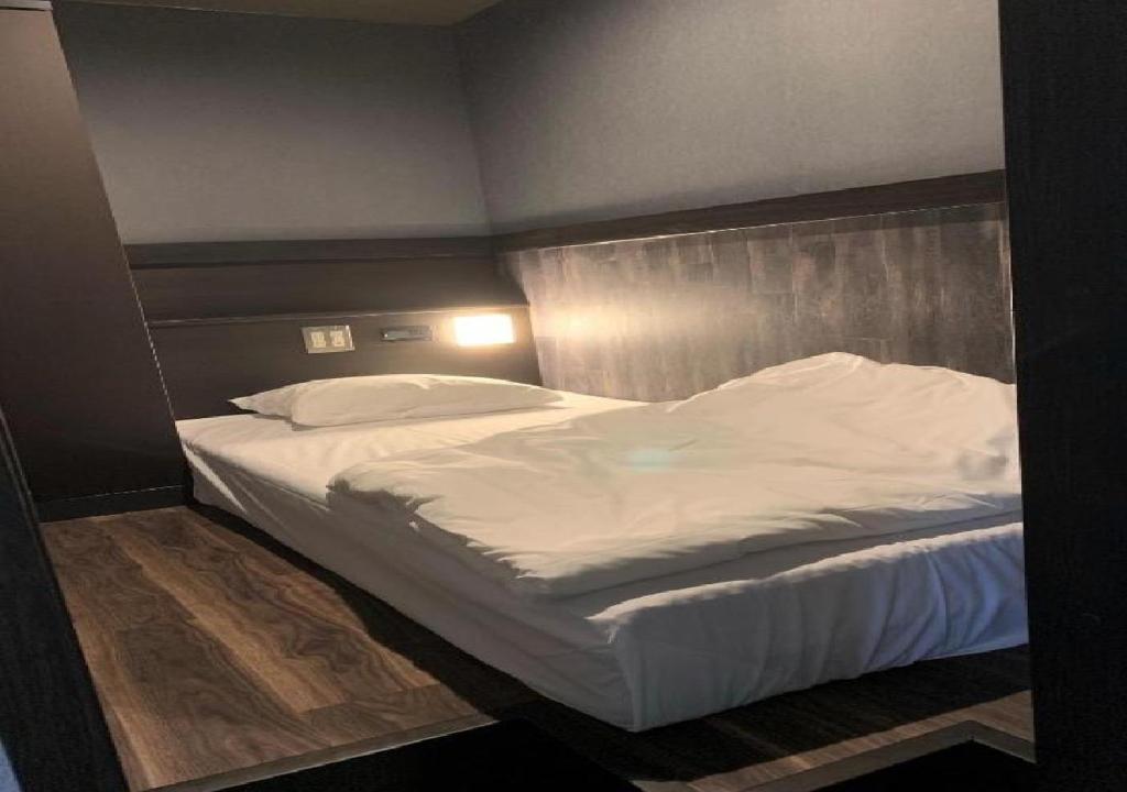 Кровать или кровати в номере MALE ONLY Hotel Capsule Inn Shizuoka-Vacation STAY 75183