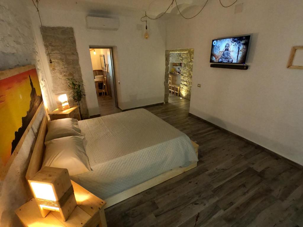 Telewizja i/lub zestaw kina domowego w obiekcie B&B François le cordonnier maison de charme