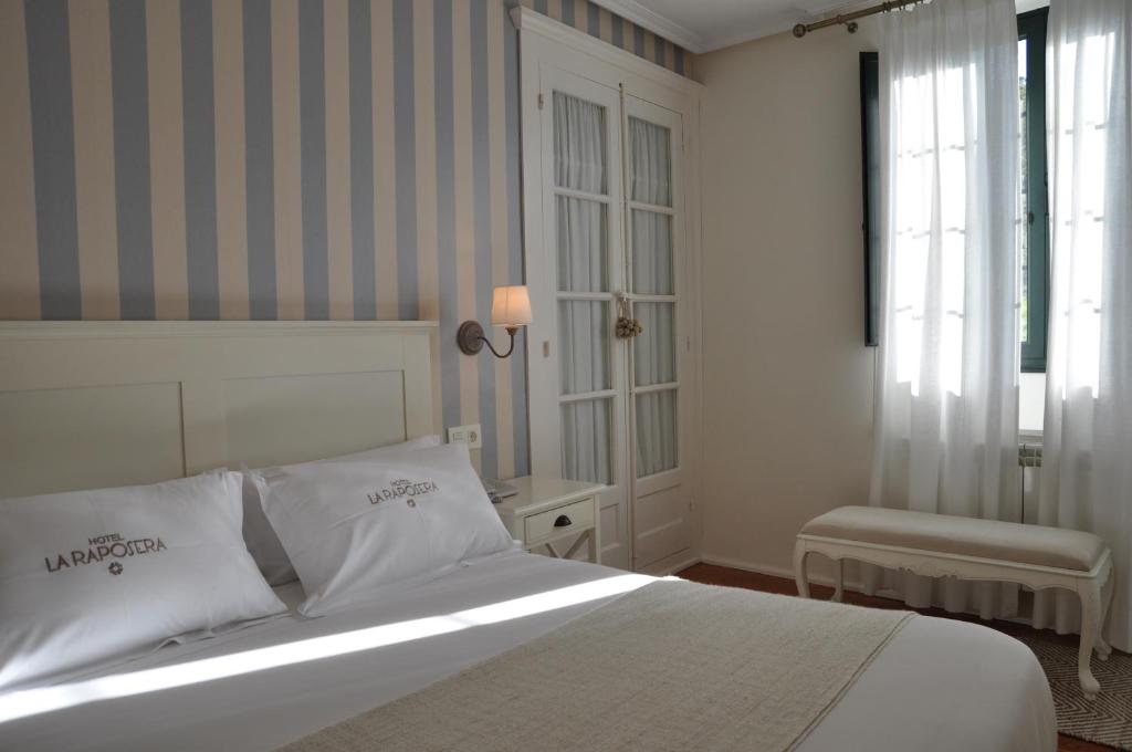 Postel nebo postele na pokoji v ubytování Hotel Rural La Raposera