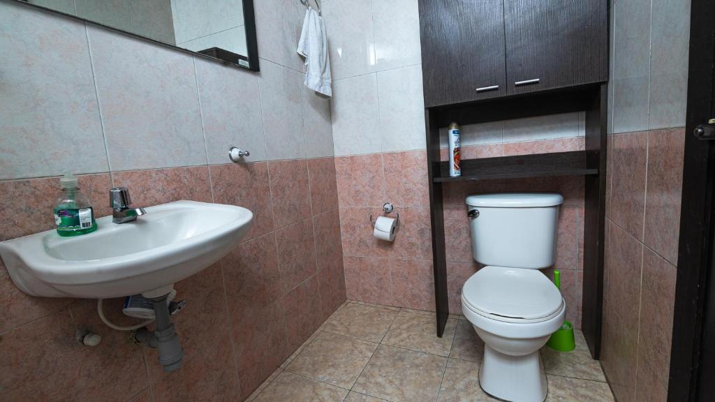 Koupelna v ubytování Vivienda Turística "El Coronel"
