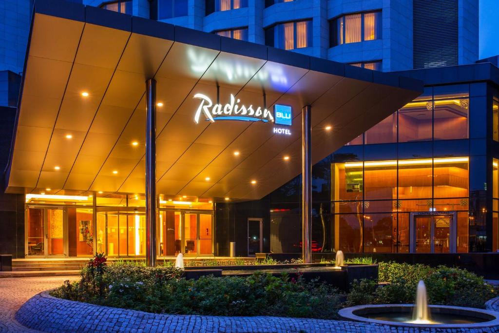 ブラザヴィルにあるRadisson Blu M'Bamou Palace Hotel, Brazzavilleの表札のある建物