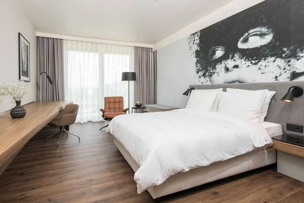 Postel nebo postele na pokoji v ubytování Radisson Blu Hotel Köln