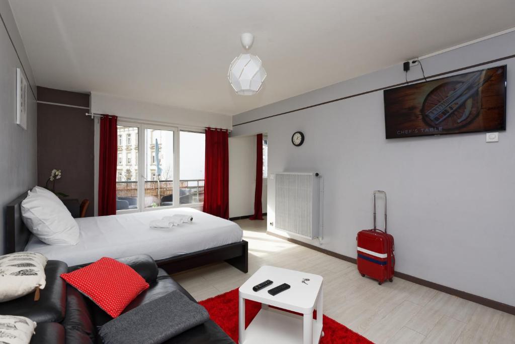 une chambre d'hôtel avec un lit et un canapé dans l'établissement BELCHAMPS Metz Gare Pompidou, à Metz