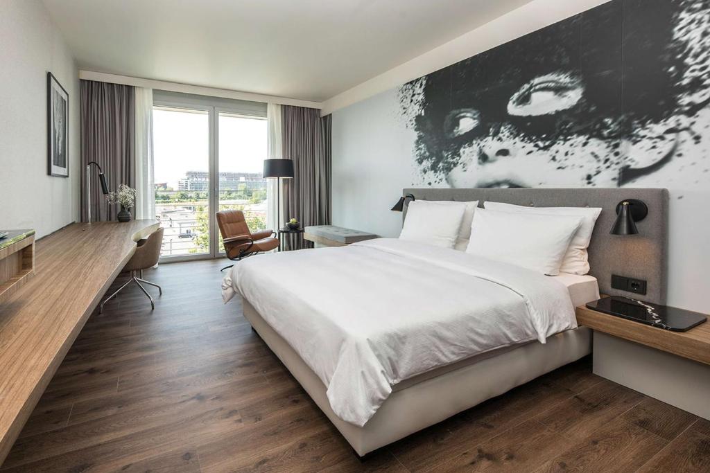 Postel nebo postele na pokoji v ubytování Radisson Blu Hotel Köln