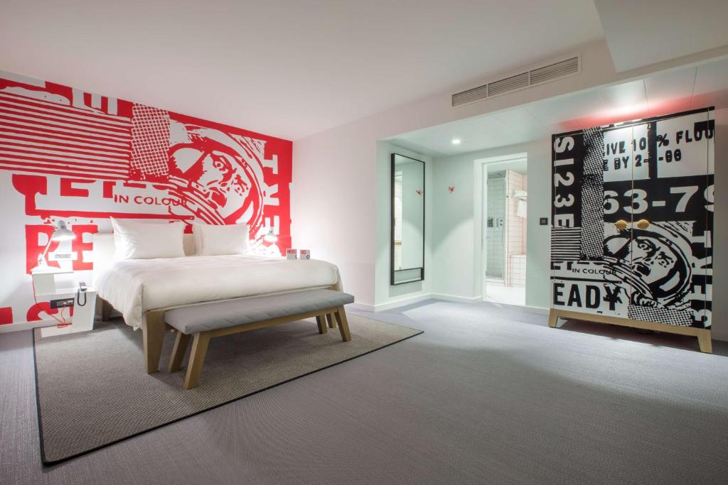 Postel nebo postele na pokoji v ubytování Radisson RED Brussels