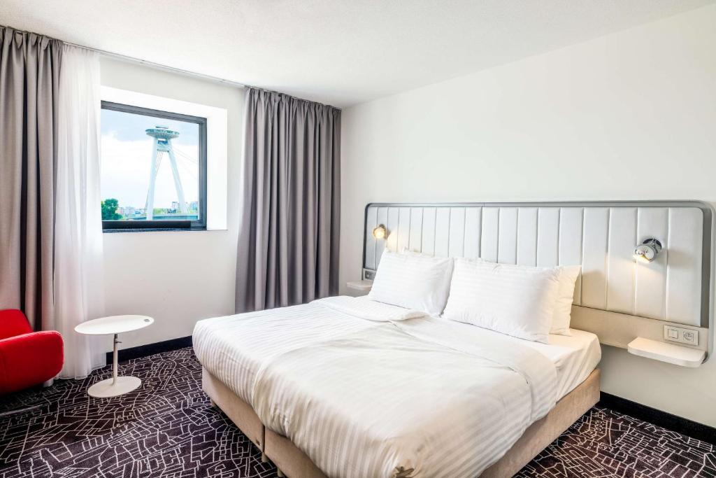 Posteľ alebo postele v izbe v ubytovaní Park Inn by Radisson Danube Bratislava
