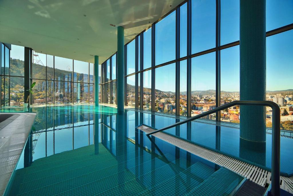 Bazén v ubytování Radisson Blu Iveria Hotel nebo v jeho okolí