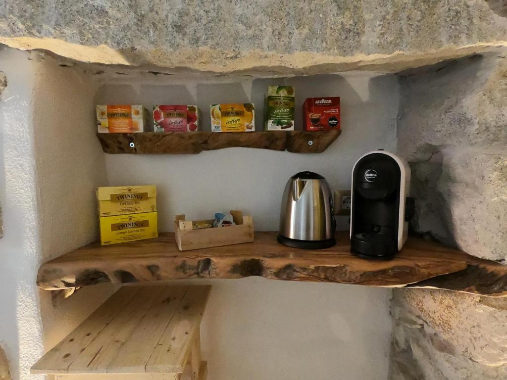 Zestaw do parzenia kawy i herbaty w obiekcie B&B François le cordonnier maison de charme