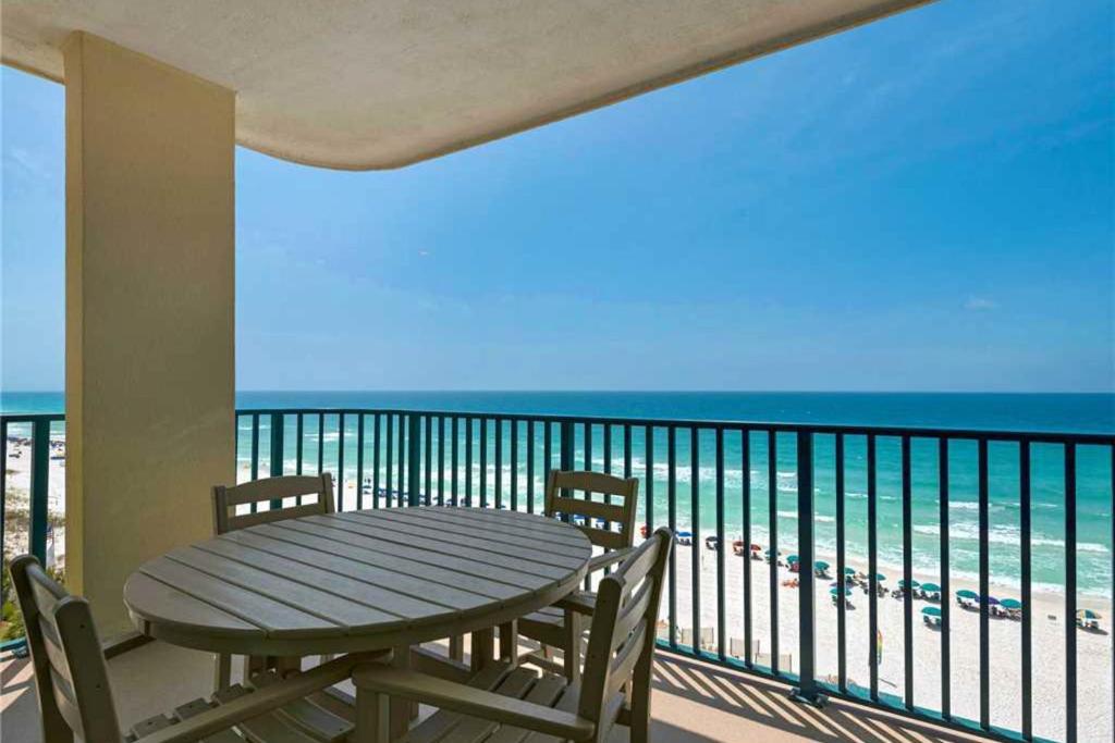 d'une table et de chaises sur un balcon avec vue sur la plage. dans l'établissement Jade East Towers 720, à Destin