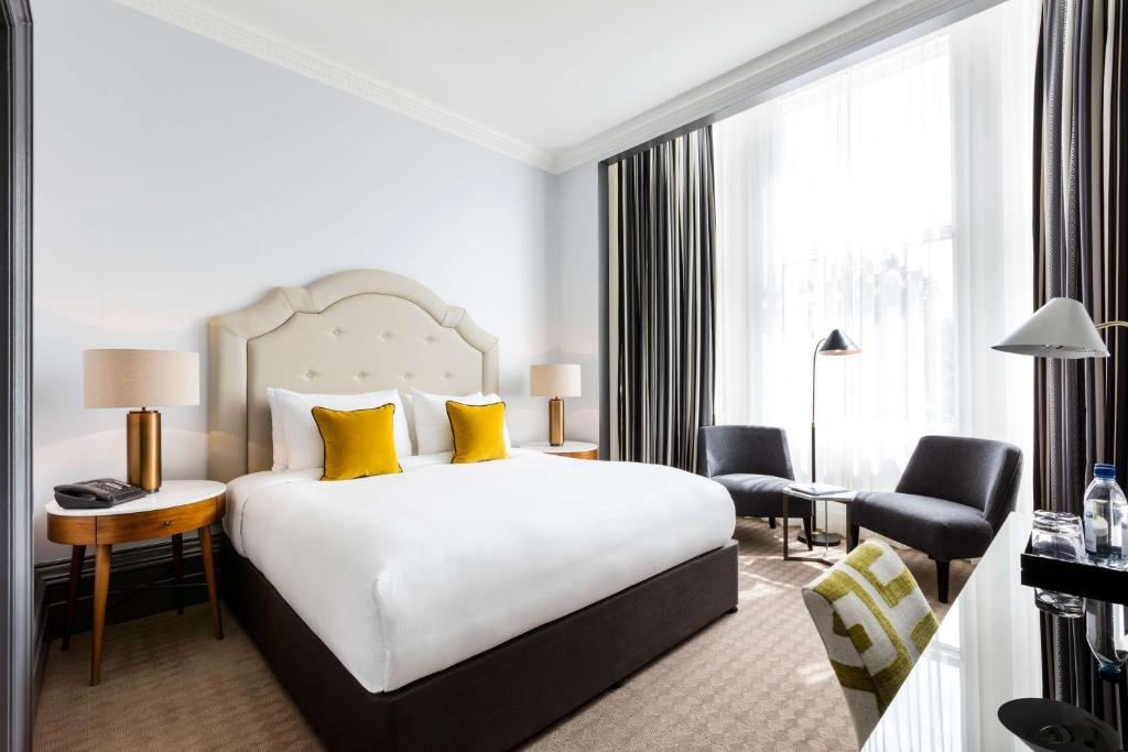Postel nebo postele na pokoji v ubytování Radisson Blu Hotel, London South Kensington