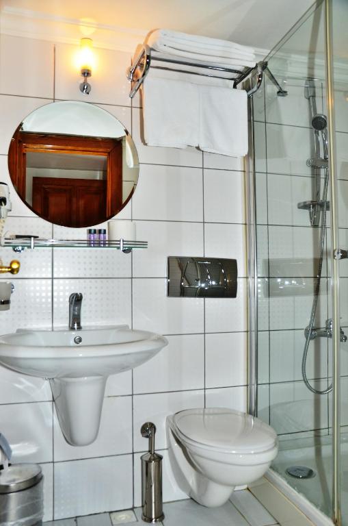 A bathroom at Safran Hotel