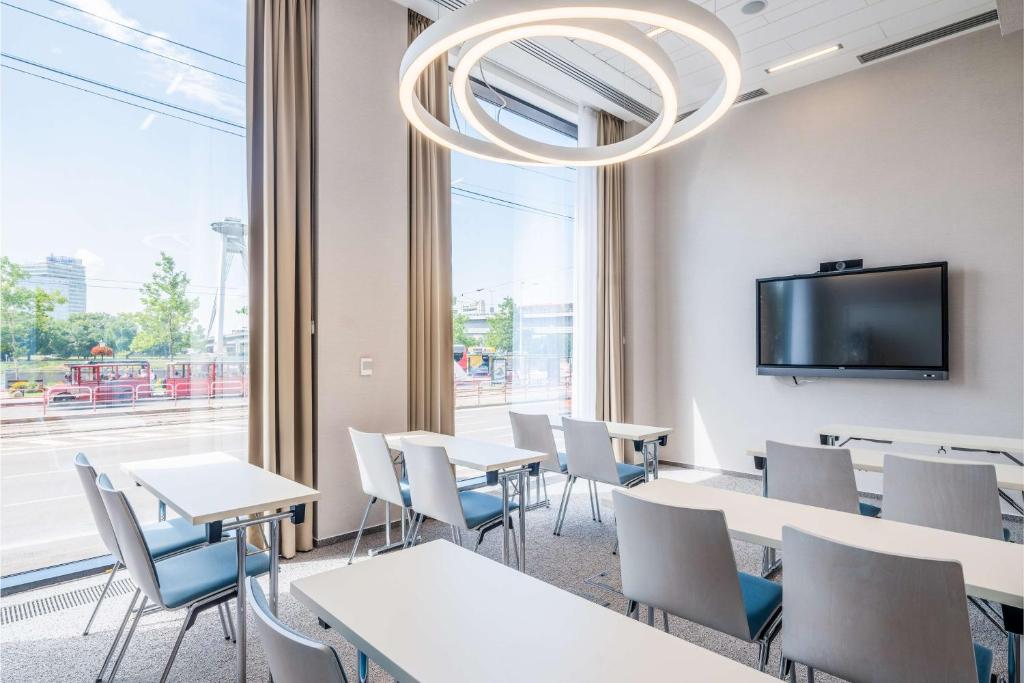 Televízia a/alebo spoločenská miestnosť v ubytovaní Park Inn by Radisson Danube Bratislava