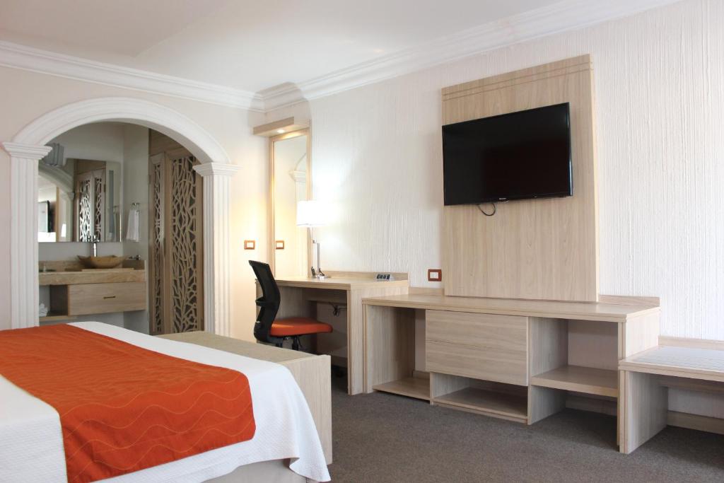 TV a/nebo společenská místnost v ubytování Hotel Flamingo Irapuato