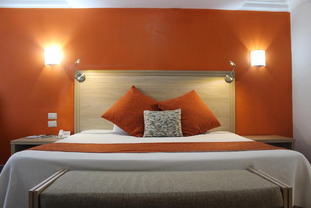 Postel nebo postele na pokoji v ubytování Hotel Flamingo Irapuato