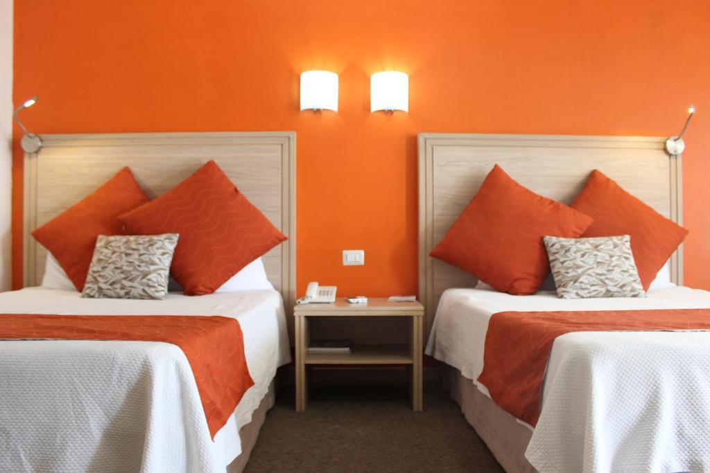 Postel nebo postele na pokoji v ubytování Hotel Flamingo Irapuato
