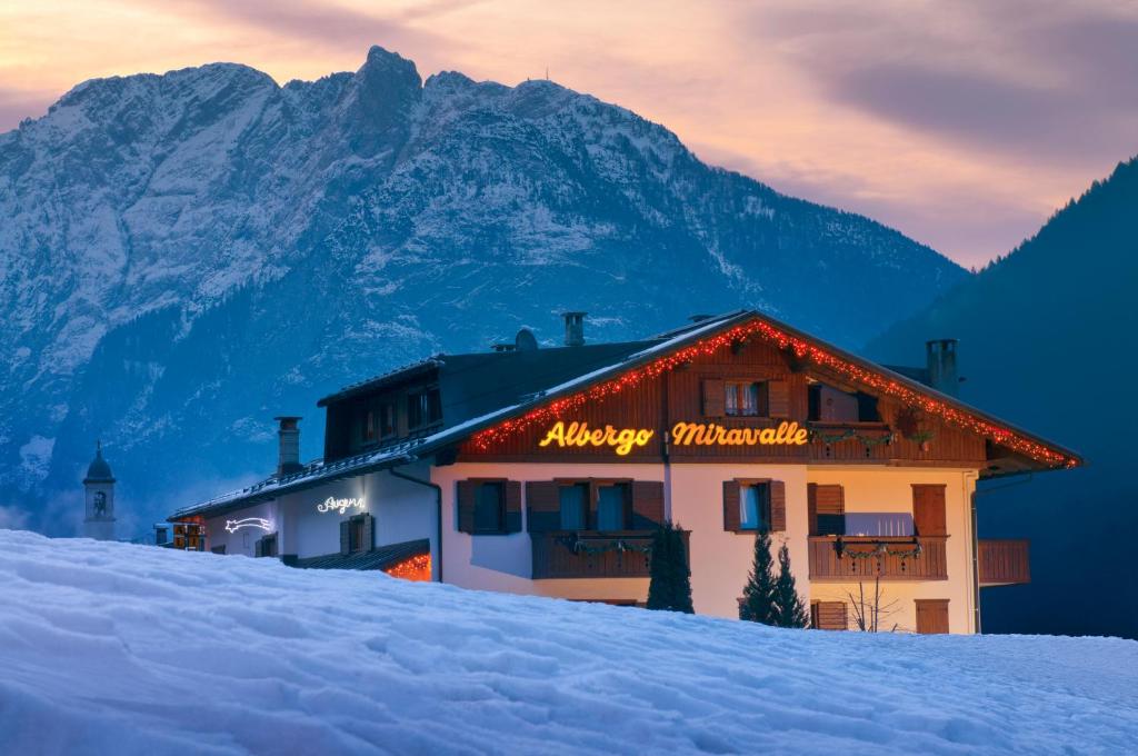Nespecifikovaný výhled na hory nebo výhled na hory při pohledu z hotelu