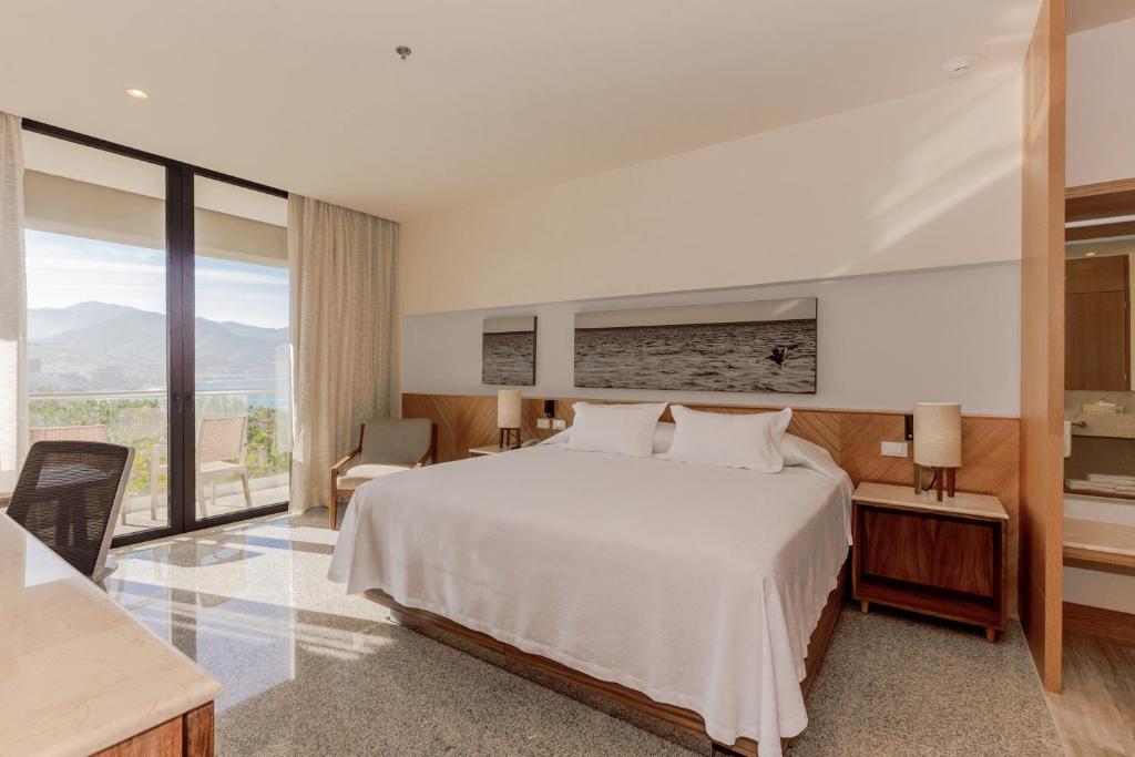 Postel nebo postele na pokoji v ubytování Hotel Mio Vallarta Unique & Different- Adults Only